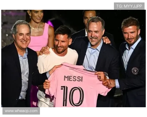 梅西加盟迈阿密国际后首场亮相震撼全场 球迷热情高涨期待更多精彩表现